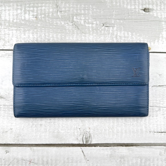 AUTHENTIC Louis Vuitton Epi leather Porte Tresor International wallet. Blue. - Picture 1 of 16